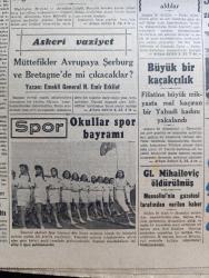 Cumhuriyet Gazetesi - 21 Mayıs 1944 - nutuk'tan sonra yazan Nadir Nadi Başmakale - Bulgaristan'da siyasi buhran kabine düştü meclis reisi başvekil oldu - 19 Mayıs stadında evvelki gün yapılan tören esnasında Milli Şef İsmet İnönü ve Türk gençliği fotoğraf - İtalya'da Hitler hattı yarıldı - hava harbi daha fazla şiddetlendirilecek - orman fakültesinden 36 talebe mezun oldu - maarifçilerin Milli şefe arizaları - okullar Spor Bayramı - Filistin'e büyük miktarda mal kaçıran bir Yahudi kadını yakalandı - Mussolinin gazetesi tarafından verilen haber General Mihailoviç öldürülmüş - haftanın şakaları yazan Burhan Felek - Dolmabahçe stadı - sokaktan Gelen Kadın yazan Esat Mahmut Karakurt Yazı dizisi - Stalin Yugoslav heyetini kabul etti - Bahar şarkısı ve Çelik kanatlı kuşlar filmi Sümer sinemasında - 7 sene Bahtiyar filmi bugün Ar sinemasında - İsmail dümbüllü Beyoğlu İstanbul Gazinosu'nda - çal oynasın revüsü Taksim Kristal'de - Ticaret borsası tellalı Şerafettin Gülsöyle - radyo programı