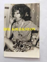 FERİ CANSEL'İN ORİJİNAL 3'LÜ FOTOĞRAF SETİ - 18 x 12 cm EBADINDA - FERİ CANSEL İNCİR SEPETİNİN YANINDA POZ VERİRKEN ÇEKİLMİŞ 3 FARKLI KARE