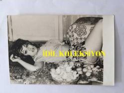 FERİ CANSEL'İN ORİJİNAL 3'LÜ FOTOĞRAF SETİ - 18 x 12 cm EBADINDA - FERİ CANSEL İNCİR SEPETİNİN YANINDA POZ VERİRKEN ÇEKİLMİŞ 3 FARKLI KARE