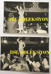 FERİ CANSEL'İN ORİJİNAL 2'Lİ FOTOĞRAF SETİ - 15 x 11 cm ve 14 x 10 cm EBADINDA - FERİ CANSEL ALMANYA'DA SAHNE ALDIĞI BİR MEKANDA MASALARIN ÜZERİNE ÇIKIP DANS EDERKEN ÇEKİLMİŞ 2 FARKLI KARE, 17 OCAK 1978