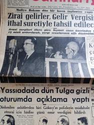 Cumhuriyet Gazetesi - 4 Kasım 1960 - Maliye Bakanı Ekrem Alican Dün Bir Basın Toplantısı Yaptı - Vali Refik Tulga Dünkü Oturumda Şahitlik Ederken Fotoğraf - Celal Bayar Kulaklıkla Duruşmayı Dinlerken Fotoğraf - Yassıada İntibaları Yazan Yaşar Kemal ve Cahit Tanyol - bugün rektör seçiliyor - Birleşik Amerika'da zenciler beyazlardan daha fazla artıyor Bugün İstanbul Üniversitesi Ve Teknik Üniversitede Rektörlük Seçimleri Yapılacak - Bolkar''da İkinci Petrol Kuyusu İstihsale Açılıyor  - Cumhuriyet Amerikan Seçimlerinde Yazan Doğan Nadi Köşe Yazısı - Belediye Saraçhanebaşında Yeni Bir Çocuk Bahçesi Yaptıracak - Birleşik Amerika'da Zenciler Beyazlardan Daha Fazla Artıyor - Küba Uçakları Keşif Uçuşları Yapıyor - Sophia Loren Son Çevirdiği Filmde Üç Kere Bayıldı - Beklediğimiz Antrenör Marton Bukovi Kimdir - Rostov Futbol Takımının Bugün Gelmesi Bekleniyor - İtalya'nın Emektar Diskçisi Consolini Sporu Bıraktı - Feriköy Beşiktaş İle Hususi Maç Yapacak - De Gaulle'e başkaldıranların muhakemesi