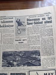 Cumhuriyet Gazetesi - 4 Kasım 1960 - Maliye Bakanı Ekrem Alican Dün Bir Basın Toplantısı Yaptı - Vali Refik Tulga Dünkü Oturumda Şahitlik Ederken Fotoğraf - Celal Bayar Kulaklıkla Duruşmayı Dinlerken Fotoğraf - Yassıada İntibaları Yazan Yaşar Kemal ve Cahit Tanyol - bugün rektör seçiliyor - Birleşik Amerika'da zenciler beyazlardan daha fazla artıyor Bugün İstanbul Üniversitesi Ve Teknik Üniversitede Rektörlük Seçimleri Yapılacak - Bolkar''da İkinci Petrol Kuyusu İstihsale Açılıyor  - Cumhuriyet Amerikan Seçimlerinde Yazan Doğan Nadi Köşe Yazısı - Belediye Saraçhanebaşında Yeni Bir Çocuk Bahçesi Yaptıracak - Birleşik Amerika'da Zenciler Beyazlardan Daha Fazla Artıyor - Küba Uçakları Keşif Uçuşları Yapıyor - Sophia Loren Son Çevirdiği Filmde Üç Kere Bayıldı - Beklediğimiz Antrenör Marton Bukovi Kimdir - Rostov Futbol Takımının Bugün Gelmesi Bekleniyor - İtalya'nın Emektar Diskçisi Consolini Sporu Bıraktı - Feriköy Beşiktaş İle Hususi Maç Yapacak - De Gaulle'e başkaldıranların muhakemesi