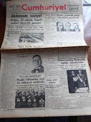 Cumhuriyet Gazetesi - 12 Temmuz 1939 - Basın Birliği Kongresi münasebetiyle matbuat yazan Nadir Nadi Başmakale - Akdeniz'de Vaziyet İtalya 12 adada büyük askeri hazırlık yapıyor - Nafia vekili Ali Fuat Cebesoy bu sabah Zonguldak'a gidiyor - Hatay'ın Kurtuluş bayramı'na hazırlık - Paris elçimiz Suat Davaz  Berlin elçimiz Hamdi Arpağ ve Moskova elçimiz Zekai Apaydın fotoğraf - adliyede 33.581 liralık bir suistimal davası - Bulgaristan başvekili Köseivanof'un belgrad'ta yaptığı müzakereler - Mahfiruz Sultan Yazan Kadircan Kaflı Yazı Dizisi - CHP parti müfettişi Tevfik Fikret Sılay dün Haydarpaşa garından çıkarken fotoğraf - işte insan yazan Peyami Safa - Nazi Kongresi eylülde toplanacak - Mareşal Fevzi Çakmak Muğla'da - küçük hikaye saatim  Mark Twain'den - hollywood'daki maskeli haydut'un akıbeti - Ermeni komitacıları hala sergüzeşt peşinde geziyor - Tarzan'ın Oğlu filmi fotoğraf - 35 er puanı olan Galatasaray ile Demirspor takımlarından hangisinin şampiyon olacağı üzerine verilen karar