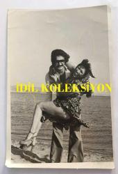 FERİ CANSEL'İN ORİJİNAL FOTOĞRAFI - 18 x 12 cm EBADINDA - FERİ CANSEL SEVGİLİSİYLE DENİZ KENARINDA MUTLU BİR ŞEKİLDE POZ VERİRKEN ÇEKİLMİŞ BİR KARE