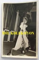 FERİ CANSEL'İN ORİJİNAL FOTOĞRAFI - 18 x 12 cm EBADINDA - FERİ CANSEL BEYAZ ELBİSESİYLE SAHNEDE ŞARKI SÖYLERKEN ÇEKİLMİŞ BİR KARE