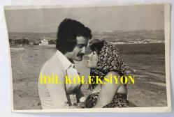 FERİ CANSEL'İN ORİJİNAL FOTOĞRAFI - 18 x 12 cm EBADINDA - FERİ CANSEL SEVGİLİSİYLE DENİZ KENARINDA MUTLU BİR ŞEKİLDE BAKIŞIRKEN ÇEKİLMİŞ BİR KARE