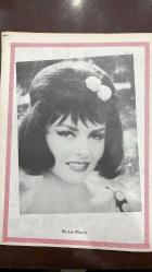 YELPAZE RESİMLİ SALON MECMUASI DERGİSİ - 16 HAZİRAN 1965 - SAYI : 679  - VILER DAVIS - DOLLI PIKFORD - FRANSES - MARCELLO - MARGERITA MARIS - RAKARDO CESTI - GRAZIELLA - PITİYANİTİK - DUVAL - DOMINIK - RENEL - KONT FEVRE - JERMEN - POL MOREL - HUBERT - MELEK KOÇYİĞİT - HÜLYA KOÇYİĞİT - SEDAT KOÇYİĞİT - MÜJGÂN HANIM - FETHİ CANİP - MUHSİN ERTUĞRUL - AYHAN IŞIK - MUZAFFER TEMA - YILDIZ TEZCAN - YILMAZ GÜNEY - MÜNÜR ÖZKUL - AVNİ DILLIGIL - VAHİ ÖZ - GÖKÇEN HIDIR - SİBEL GÖKSEL - UĞUR TERZİOĞLU - MENGÜ YEĞİN - BİRSEN MENEKŞELİ - TANJU GÜRSU - YUSUF SEZGIN - SENİYE HANIM - NURHAN DAMCIOĞLU - SAİM ALPAGO - BİLKAY TEKBEN - METİN ERKSAN - ŞEREF GÜRSOY - OZANT GÜRSOY - ERTEM EĞİLMEZ - ZEKİ MÜREN - ATIF YILMAZ - SAFÂ ÖNAL - GANI TURANLI - MÜRÜVVET KEKİLLİ - ULVİYE TAŞKENT - NESRİN SİPAHİ - CEYMİS - LEOPOLD PIKFORD - DOKTOR SULLIVAN - GÖLGEDEKİ MELEK - VILER VE DOLLI’NİN YOLCULUĞU - FRANSES’LE YENİDEN KARŞILAŞMA - MARCELLO VE GRAZIELLA’NIN AŞKI - MARGERITA’NIN FEDAKARLIĞI - DOMINIK VE  - 28 SAYFA