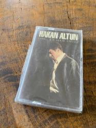 HAKAN ALTUN - YARALI BİR AŞKIN ÖYKÜSÜ - KASET (JELATİNİNDE)