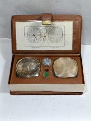 RD2----KİTAP ŞEKLİNDE ESKİ RADYOLU KURMALI SAAT ÇALIŞIYOR CAMINDA ÇATLAK VAR-RADYO ÇALIŞMADI