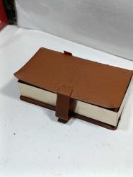 RD2----KİTAP ŞEKLİNDE ESKİ RADYOLU KURMALI SAAT ÇALIŞIYOR CAMINDA ÇATLAK VAR-RADYO ÇALIŞMADI