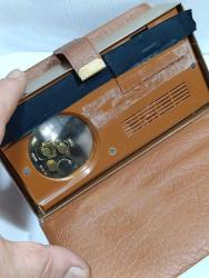 RD2----KİTAP ŞEKLİNDE ESKİ RADYOLU KURMALI SAAT ÇALIŞIYOR CAMINDA ÇATLAK VAR-RADYO ÇALIŞMADI