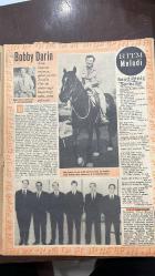 YELPAZE RESİMLİ SALON MERMUASI DERGİSİ - SAYI : 579 - 17 TEMMUZ 1963 - VALERIA - ANDREA DALLARI - ALBERTO VANNI - LISETTA - BALDELLI - TURHAN OĞUZBAŞ - SABRI KARTAL - VALERIA’NIN FEDAKÂRLIĞI - FELÇLİ ÇOCUK İÇİN KENDİNİ SATMAK - YÜZBİN LİRALIK SİGORTA - BİR KADININ İKİ YÜZÜ - SADET GÖZYAŞLARI - İNCİLER GÖZYAŞIDIR - KİRLİ BİR KADIN AMA MESUT BİR ANNE - MEKTUPLARDA YALNIZLIK - YILDIZ KENTER- MÜŞFİK KENTER- ŞÜKRA - BOBBY DARIN - SANDRA DEE - TUNCER ÖZCAN - PIERRO TORATTO - BURHAN TONGUÇ - PEPPE VAVVA - GÜNER ÖZCAN - SERGIO CORVI - JAYNE MANSFIELD - ELIZABETH TAYLOR - GIACOMO GENTILAMO - MARLON BRANDO - ALBERTO LATTUANA - THOMAS MANN - JUNE ALLYSON - WILLIAM HOLDEN - WILLIAM WYLER - CARLO PONTI - SOFIA LOREN - JOAN COLLINS - ANTHONY NEWLEY - ROBERT ALDRICH - ANITA EKBERG - DEAN MARTIN - FRANK SINATRA - VIRNA LISI - ALAIN DELON - BOBBY DARIN VE SANDRA DEE’NİN AŞKI - SPLISH SPLOSH ŞARKISI - 3+3 ORKESTRASI - HOLLYWOOD’DA KLEOPATRA YARIŞI -ÜMİT YAŞAR OĞUZCAN - MARLON BRANDO’NUN   - 26 SAYFA