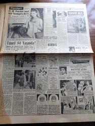Hürriyet Gazetesi - 17 Ocak 1958 - milli müdafaa vekaletinin resmi tebliğine göre İstanbul'da 9 subay Tevkif edildi - Kıbrıs için gönüllü olan Türk kızı Meliha Tüzün fotoğraf - NATO komutanı Lindsay Türkiye'ye atom silahları vermeli dedi - Bağdat Paktı komite çalışmaları başlıyor - Amerikan yardımının plansız olduğuna misal Seyhan barajı - Londra'dan Kıbrıs için müzakere isteyeceğiz - yıldız'daki polis okulunu 76. Dönem olarak bitiren 235 polis memuru için merasim yapıldı fotoğraf - Özcan Tekgül her akşam Turkuaz Gazinosu'nda takdim eden Ziya Onay - Galata tüneli 84 yaşında fotoğraf - tarihi roman Turgut Reis yazan Feridun Fazıl Tülbentçi - Esrarlı Kadın aşk ve macera romanı Faruk Geç - Bridget Bardot anlatıyor hayatım ve aşklarım Yazan Brigitte Bardot - Üçüncü Dünya Harbi Nasıl başlayıp Nasıl Bitecek Yazan Edwin E. Dwinger yazı dizisi - Galatasaray ve Beşiktaş pazar günkü mühim maça hazırlanıyor fotoğraf - Üçüncülük iddiasında bulunan Vefa sonuncu emniyet karşısında zor kazandı foto