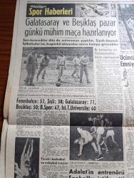 Hürriyet Gazetesi - 17 Ocak 1958 - milli müdafaa vekaletinin resmi tebliğine göre İstanbul'da 9 subay Tevkif edildi - Kıbrıs için gönüllü olan Türk kızı Meliha Tüzün fotoğraf - NATO komutanı Lindsay Türkiye'ye atom silahları vermeli dedi - Bağdat Paktı komite çalışmaları başlıyor - Amerikan yardımının plansız olduğuna misal Seyhan barajı - Londra'dan Kıbrıs için müzakere isteyeceğiz - yıldız'daki polis okulunu 76. Dönem olarak bitiren 235 polis memuru için merasim yapıldı fotoğraf - Özcan Tekgül her akşam Turkuaz Gazinosu'nda takdim eden Ziya Onay - Galata tüneli 84 yaşında fotoğraf - tarihi roman Turgut Reis yazan Feridun Fazıl Tülbentçi - Esrarlı Kadın aşk ve macera romanı Faruk Geç - Bridget Bardot anlatıyor hayatım ve aşklarım Yazan Brigitte Bardot - Üçüncü Dünya Harbi Nasıl başlayıp Nasıl Bitecek Yazan Edwin E. Dwinger yazı dizisi - Galatasaray ve Beşiktaş pazar günkü mühim maça hazırlanıyor fotoğraf - Üçüncülük iddiasında bulunan Vefa sonuncu emniyet karşısında zor kazandı foto