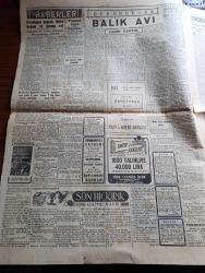 Cumhuriyet Gazetesi - 19 Ağustos 1955 - iktisadi emniyet yazan Feridun Ergin Başmakale - hükümetçe alınacağı iddia edilen tedbirler - CHP'nin Samsun kongresi yapıldı - dünkü yağmur esnasında bankalar caddesi fotoğraf - CHP Fuat köprülü'ye cevap vermek için toplantı yapıyor - Suriye'nin yeni cumhurbaşkanı Şükrü El Kuvvetli - Celal Bayar ve Irak Kralı çeşme'de - Son Hıçkırık yazan Kerime Nadir Yazı Dizisi - dev anasıyla keloğlan yazan Va Nü - Dünya Bankası'nın çıkardığı güçlük - Kore'de kızıllar Bir Amerikan uçağını düşürdüler - neden İstanbul değil de Constantinople - bugünkü radyo programı - churchill'in gölgesi yazan W. H. Thompson yazı dizisi - Haldun Dormen tiyatrosu - bugüne kadar yapılan filmlerin En pahalısı Büyük İskender - İstanbul enternasyonal tenis turnuvası bugün başlıyor - Fenerbahçe basketbolcuları yugoslavya'ya gidiyor - Vefa ilk hazırlık maçını Yavuz Sultan Selim ile yapacak - Lale Oraloğlu puro tuvalet sabunu kullanıyor - Kovo Satış Programı - Papa Eftim'den telgraf