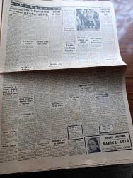 Cumhuriyet Gazetesi - 19 Ağustos 1955 - iktisadi emniyet yazan Feridun Ergin Başmakale - hükümetçe alınacağı iddia edilen tedbirler - CHP'nin Samsun kongresi yapıldı - dünkü yağmur esnasında bankalar caddesi fotoğraf - CHP Fuat köprülü'ye cevap vermek için toplantı yapıyor - Suriye'nin yeni cumhurbaşkanı Şükrü El Kuvvetli - Celal Bayar ve Irak Kralı çeşme'de - Son Hıçkırık yazan Kerime Nadir Yazı Dizisi - dev anasıyla keloğlan yazan Va Nü - Dünya Bankası'nın çıkardığı güçlük - Kore'de kızıllar Bir Amerikan uçağını düşürdüler - neden İstanbul değil de Constantinople - bugünkü radyo programı - churchill'in gölgesi yazan W. H. Thompson yazı dizisi - Haldun Dormen tiyatrosu - bugüne kadar yapılan filmlerin En pahalısı Büyük İskender - İstanbul enternasyonal tenis turnuvası bugün başlıyor - Fenerbahçe basketbolcuları yugoslavya'ya gidiyor - Vefa ilk hazırlık maçını Yavuz Sultan Selim ile yapacak - Lale Oraloğlu puro tuvalet sabunu kullanıyor - Kovo Satış Programı - Papa Eftim'den telgraf