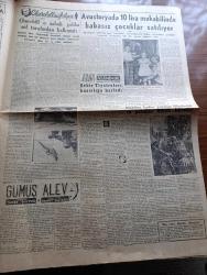 Cumhuriyet Gazetesi - 19 Ağustos 1955 - iktisadi emniyet yazan Feridun Ergin Başmakale - hükümetçe alınacağı iddia edilen tedbirler - CHP'nin Samsun kongresi yapıldı - dünkü yağmur esnasında bankalar caddesi fotoğraf - CHP Fuat köprülü'ye cevap vermek için toplantı yapıyor - Suriye'nin yeni cumhurbaşkanı Şükrü El Kuvvetli - Celal Bayar ve Irak Kralı çeşme'de - Son Hıçkırık yazan Kerime Nadir Yazı Dizisi - dev anasıyla keloğlan yazan Va Nü - Dünya Bankası'nın çıkardığı güçlük - Kore'de kızıllar Bir Amerikan uçağını düşürdüler - neden İstanbul değil de Constantinople - bugünkü radyo programı - churchill'in gölgesi yazan W. H. Thompson yazı dizisi - Haldun Dormen tiyatrosu - bugüne kadar yapılan filmlerin En pahalısı Büyük İskender - İstanbul enternasyonal tenis turnuvası bugün başlıyor - Fenerbahçe basketbolcuları yugoslavya'ya gidiyor - Vefa ilk hazırlık maçını Yavuz Sultan Selim ile yapacak - Lale Oraloğlu puro tuvalet sabunu kullanıyor - Kovo Satış Programı - Papa Eftim'den telgraf