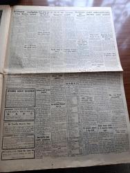 Cumhuriyet Gazetesi - 19 Ağustos 1955 - iktisadi emniyet yazan Feridun Ergin Başmakale - hükümetçe alınacağı iddia edilen tedbirler - CHP'nin Samsun kongresi yapıldı - dünkü yağmur esnasında bankalar caddesi fotoğraf - CHP Fuat köprülü'ye cevap vermek için toplantı yapıyor - Suriye'nin yeni cumhurbaşkanı Şükrü El Kuvvetli - Celal Bayar ve Irak Kralı çeşme'de - Son Hıçkırık yazan Kerime Nadir Yazı Dizisi - dev anasıyla keloğlan yazan Va Nü - Dünya Bankası'nın çıkardığı güçlük - Kore'de kızıllar Bir Amerikan uçağını düşürdüler - neden İstanbul değil de Constantinople - bugünkü radyo programı - churchill'in gölgesi yazan W. H. Thompson yazı dizisi - Haldun Dormen tiyatrosu - bugüne kadar yapılan filmlerin En pahalısı Büyük İskender - İstanbul enternasyonal tenis turnuvası bugün başlıyor - Fenerbahçe basketbolcuları yugoslavya'ya gidiyor - Vefa ilk hazırlık maçını Yavuz Sultan Selim ile yapacak - Lale Oraloğlu puro tuvalet sabunu kullanıyor - Kovo Satış Programı - Papa Eftim'den telgraf
