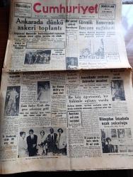 Cumhuriyet Gazetesi - 11 Eylül 1954 - Ankara'da dünkü askeri toplantı - Kıbrıs ve Batı Trakya Türkleri - Türk halk oyunları beğenildi fotoğraf - bir petrol şirketi kuruluyor - güvenlik konseyinde Rusya'nın mağlubiyeti - Savarona vesile İstanbul'a gelecek Celal Bayar'a büyük bir tören yapılacak - Amerika'da yerleşen Doktorlar meselesi - eski İtalya kralı umberto dün gece İstanbul'a geldi - Batı Almanya NATO'ya aza olmak istedi - Adsız Sultan yazan Kemal Ragıp Yazı Dizisi - Sus Pus yazan Burhan Felek - Ava Gardner erkek sinema severlerini itham ediyor - Doğan Şahin manşı geçmek için müsait hava bekliyor - İstanbul Yelken Birincilikleri - İstanbul Ankara radyo programı - Bahçeden Bir Adam Girdi yazan Perihan Zorlu Yazı Dizisi - çıplaklar cemiyetinde neler gördüm yazan Feyyaz Tokar - Resimli roman yeşil saksı yazan George Simenon - Arap Rakkasesi Tahiye Muhammed ve İsmail dümbüllü Yenikapı M. Çakır Gazinosunda - İstanbul at yarışları - poker play tıraş bıçağı - Parker 51 dolma kalem