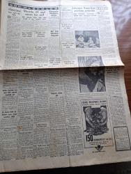 Cumhuriyet Gazetesi - 11 Eylül 1954 - Ankara'da dünkü askeri toplantı - Kıbrıs ve Batı Trakya Türkleri - Türk halk oyunları beğenildi fotoğraf - bir petrol şirketi kuruluyor - güvenlik konseyinde Rusya'nın mağlubiyeti - Savarona vesile İstanbul'a gelecek Celal Bayar'a büyük bir tören yapılacak - Amerika'da yerleşen Doktorlar meselesi - eski İtalya kralı umberto dün gece İstanbul'a geldi - Batı Almanya NATO'ya aza olmak istedi - Adsız Sultan yazan Kemal Ragıp Yazı Dizisi - Sus Pus yazan Burhan Felek - Ava Gardner erkek sinema severlerini itham ediyor - Doğan Şahin manşı geçmek için müsait hava bekliyor - İstanbul Yelken Birincilikleri - İstanbul Ankara radyo programı - Bahçeden Bir Adam Girdi yazan Perihan Zorlu Yazı Dizisi - çıplaklar cemiyetinde neler gördüm yazan Feyyaz Tokar - Resimli roman yeşil saksı yazan George Simenon - Arap Rakkasesi Tahiye Muhammed ve İsmail dümbüllü Yenikapı M. Çakır Gazinosunda - İstanbul at yarışları - poker play tıraş bıçağı - Parker 51 dolma kalem