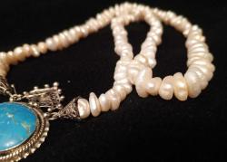 FİRUZE TAŞLI GÜMÜŞ ÇERÇEVELİ ESKİ İNCİLERDEN OLUŞAN KOLYE UZUNLUK 30 CM