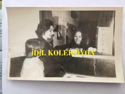 YEŞİLÇAM'IN YILDIZI SEVDA FERDAĞ'IN ORİJİNAL 3'LÜ FOTOĞRAF SETİ - 18 x 12 cm EBADINDA - SİYAH & BEYAZ - SEVDA FERDAĞ'IN SİNEMA SALONU GİRİŞİNDE SEYİRCİLERE BİLET SATTIĞI ANLARDAN 2 GÜZEL KARE - 1960'LARDAN 3 FOTOĞRAF