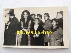YEŞİLÇAM'IN YILDIZI SEVDA FERDAĞ'IN ORİJİNAL 3'LÜ FOTOĞRAF SETİ - 18 x 12 cm EBADINDA - SİYAH & BEYAZ - SEVDA FERDAĞ'IN SİNEMA SALONU GİRİŞİNDE SEYİRCİLERE BİLET SATTIĞI ANLARDAN 2 GÜZEL KARE - 1960'LARDAN 3 FOTOĞRAF