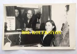 YEŞİLÇAM'IN YILDIZI SEVDA FERDAĞ'IN ORİJİNAL 3'LÜ FOTOĞRAF SETİ - 18 x 12 cm EBADINDA - SİYAH & BEYAZ - SEVDA FERDAĞ'IN SİNEMA SALONU GİRİŞİNDE SEYİRCİLERE BİLET SATTIĞI ANLARDAN 2 GÜZEL KARE - 1960'LARDAN 3 FOTOĞRAF