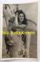 FERİ CANSEL'İN ORİJİNAL FOTOĞRAFI - 18 x 12 cm EBADINDA - FERİ CANSEL AĞACIN ARKASINDAN KADRAJA POZ VERİRKEN ÇEKİLMİŞ ÇOK ÖZEL BİR KARE