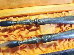 GÜMÜŞ SAPLI KUTUSUNDA BOYNUZDAN SERVİS TAKIMI--1