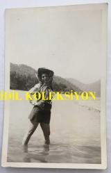 FERİ CANSEL'İN ORİJİNAL FOTOĞRAFI - 14 x 9 cm EBADINDA - FERİ CANSEL SU KENARINDA AYAKTA POZ VERİRKEN ÇEKİLMİŞ BR KARE