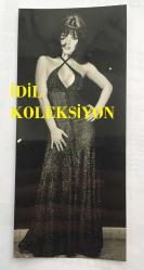 FERİ CANSEL'İN ORİJİNAL FOTOĞRAFI - 17 x 7,5 cm EBADINDA - FERİ CANSEL SİYAH ŞIK ELBİSESİYLE AYAKTA POZ VERİRKEN ÇEKİLMİŞ BR KARE