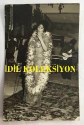 FERİ CANSEL'İN ORİJİNAL FOTOĞRAFI - 13 x 9 cm EBADINDA - FERİ CANSEL SAHNEDE ŞARKI SÖYLERKEN ÇEKİLMİŞ BİR KARE