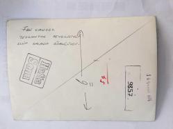 FERİ CANSEL'İN ORİJİNAL FOTOĞRAFI - 15 x 13 cm EBADINDA - FERİ CANSEL SAHNE ALDIĞI MEKANDA TEZGAHTAR SEVGİLİSİNE ŞARKI SÖYLERKEN ÇEKİLMİŞ BİR KARE, KULÜP GALADO