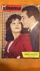 SİNEMA DERGİSİ - 4 EKİM 1961 - SAYI: 47 - TURHAN BOZKURT - REBİF YURDATAP - TOLUN AY - KUDRET YÜKSEL - YÜCEL HEKİMOĞLU - ARİF ÖZCAN - AGÂH ÖZGÜÇ - GÜNGÖR KOY - ORHAN ÖZTÜRK - FAZIL DURUKAN - İSMET ATALAY - ORAL ORHON - NEZİH DÜNDAR - ORHAN GÜNŞİRAY - TÜRKAN ŞORAY - SEMRA SAR - YILMAZ DURU - LEYLA SAYAR - NERİMAN KÖKSAL - PERİ HAN - A.TARIK TEKÇE - MELAT İÇLİ - ARİF KAPTAN - SALİH TOZAN - EROL TAŞ - SAMİ HAZINSES - METİN ERKSAN - ADNAN ŞENSES - EVRİM FER - NEŞE YULAÇ - YAVUZ CENER - MÜMTAZ ENER - MUALLA SÜRER - SUPHİ KANER - ÜLKÜ ERAKALIN - ERKÖSE KARDEŞLER - AGÂH ÖZGÜÇ - ATİLLA İLHAN - SEMİH TUĞRUL - ÇETİN A. ÖZKIRIM - NİJAT ÖZÖN - TARIK KAKINÇ - ALİ GEVGİLİLİ - ERDOĞAN TOKATLI - TUNCAN OKAN - HAYRİ CANER - BELGİN DORUK - İSMET AY - HULKİ SANER - AYHAN IŞIK - EMEL YILDIZ - TÜRKAN ŞORAY - UMRAK TAŞKENT - ARİF SAMİ TOKER - FERIHA TUNCELİ - BAKİ ÇALLIOĞLU - MUALLA KAYNAK - LÜTFİ Ö. AKAD - ÜMİT DENİZ - MÜŞFİK KENTER - GÖKSEL ARSOY - ORHAN KEMAL - MEMDUH ÜN - FAKİR BA - TAM TAKIM - 32 SAYFA