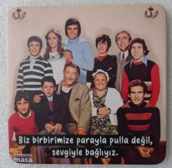 Antika - Bizim aile ( Münir Özkul * Adile Naşit * Tarık Akan * Şener Şen * Halit Akçatepe * Ayşen Gruda ) = Masa dergisi bardak altlığı ~ [ ÇİFT TARAFLI ] - kitantik - kitaLog
