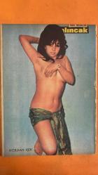 SALINCAK MODERN ERKEĞİN MAGAZİN DERGİSİ - NİSAN 1967 SAYI: 22 — SUAT YALAZ - GIOVANNI SCOGNAMILLO - ZERİYA KARADENİZ - NECDET RÜŞTÜ EFE - SUAVİ SÜALP - YAŞAR KAVDIR - GÜZİN SAYAR - ELİF İNCİ - FERHAN ÜÇOĞLAR - M HASAN GÖKSU - FAZIL DURUKAN - GÜNGÖR ÖZSOY - GEORGE MIHALKE - PATTI HUNTER - MARISA MELL - SHARON TATE - ROMAN POLANSKI - FREDY MAYNE - CATHERINE DENEUVE - SEVDA FERDAĞ - SÜLEYMAN GÜNEY - TANSU SAYIN - TÜRKAN ŞORAY - TAMER YİĞİT - NEBAHAT ÇEHRE - EKREM BORA - PEDİA MUVAHHİT - MODESTY BLAISE - WILLIE GARVIN - KARZ - LIEBMANN - LUICILLE - ROGER SELBY - TARRANT - KIZIL SAÇLI İLAHE - NİÇİN ÖPÜŞÜYORUZ - TÜRK SİNEMASINDA SEKS - SHARON TATE YILI - KATİL VAMPİRLER - REPULSION - SİNEMA VE BEDEN - MODESITY YANINA ÇAĞIRIYOR - AJANLARIN KAMP MACERASI - SİYASİ GERİLİM - TÜRK SİNEMASININ TARİHİ SORUNLARI - ARAP FİLMLERİNİN ETKİSİ - TAM TAKIM - 24 SAYFA