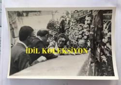 FERİ CANSEL'İN CENAZE TÖRENİNDEN ORİJİNAL 3'LÜ FOTOĞRAF SETİ - 18 x 12 cm EBADINDA - FERİ CANSEL'İN TABUTU BAŞINDA ANNESİNE GÖZYAŞI DÖKEN KIZI ZÜMRÜT ve SEVENLERİ, 3 FARKLI FOTOĞRAF, 1983