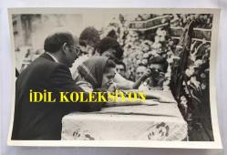 FERİ CANSEL'İN CENAZE TÖRENİNDEN ORİJİNAL 3'LÜ FOTOĞRAF SETİ - 18 x 12 cm EBADINDA - FERİ CANSEL'İN TABUTU BAŞINDA ANNESİNE GÖZYAŞI DÖKEN KIZI ZÜMRÜT ve SEVENLERİ, 3 FARKLI FOTOĞRAF, 1983