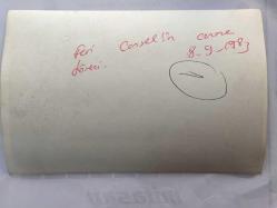 FERİ CANSEL'İN CENAZE TÖRENİNDEN ORİJİNAL 3'LÜ FOTOĞRAF SETİ - 18 x 12 cm EBADINDA - FERİ CANSEL'İN TABUTU BAŞINDA ANNESİNE GÖZYAŞI DÖKEN KIZI ZÜMRÜT ve SEVENLERİ, 3 FARKLI FOTOĞRAF, 1983