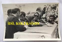 FERİ CANSEL'İN CENAZE TÖRENİNDEN ORİJİNAL 3'LÜ FOTOĞRAF SETİ - 18 x 12 cm EBADINDA - FERİ CANSEL'İN TABUTU BAŞINDA ANNESİNE GÖZYAŞI DÖKEN KIZI ZÜMRÜT ve SEVENLERİ, 3 FARKLI FOTOĞRAF, 1983