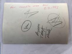 FERİ CANSEL'İN CENAZE TÖRENİNDEN ORİJİNAL 3'LÜ FOTOĞRAF SETİ - 18 x 12 cm EBADINDA - FERİ CANSEL'İN TABUTU BAŞINDA ANNESİNE GÖZYAŞI DÖKEN KIZI ZÜMRÜT ve SEVENLERİ, 3 FARKLI FOTOĞRAF, 1983