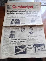 Cumhuriyet Gazetesi - 7 Kasım 1948 - bıkmadan usanmadan yazan Nadir Nadi Başmakale - Kuzey Atlantik paktı'nın ana hatları hazırlanıyor - şeker zammı davası Yarın mecliste görüşülecek - şeker için sözlü soru önergesi verenlerden koyu CHP'li Ekrem Oran - Molotov'un dün söylediği nutuk - Amerika'nın bize verdiği yeni nakliye uçakları C 47 fotoğraf - Cumhuriyet bayramımız ve Pakistan fotoğraf - Recep Peker hakkındaki şayialar - Haftanın Şakaları Yazan Burhan Felek - medreselerdeki üniversiteliler toplandılar - Dar Yol yazan Peride Celal Yazı Dizisi - Filistin hakkında yeni kararlar yazan Ömer Rıza Doğrul - Tito stalini tebrik etti - Türk Cumhuriyeti rejiminin gümüş Bayramı - uçan daire planları hazır - küçük hikaye sıkıntı yazan Tuğrul Deliorman - cennet kuşu bugün elhamra sinemasında - Ankara Galatasaray kulübü'nün zengin eşya Piyangosu - 25 yılda tiyatromuz yazan Lütfi Ay - 2. Abdülhamit kendi hayatını anlatıyor Yazan Haluk Yusuf Şehsuvaroğlu - Fenerbahçe kasımpaşa'yı 3 2 yendi