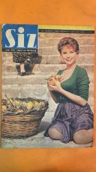 SİZ HER EVİN MECMUASI DERGİSİ - II TEMMUZ 1966 SAYI: 23 — SEVDA FERDAĞ - SEZER SEZİN - KUZEY VARGIN - HÜSEYİN BARADAN - SENİH ORKAN - FATMA GİRİK - KARTAL TİBET - NEDRET GÜVENÇ - MÜNİR ÖZKUL - ÖNDER SOMER - SADIK ŞENDİL - KRİTON İLYADİS - ERTEM EĞİLMEZ - SELDA ALKOR - HÜLYA KOÇYİĞİT - AJDA PEKKAN - CÜNEYT ARKIN - REHA YURDAKUL - ATIF KAPTAN - MÜMTAZ ALPASLAN - HAKKI HAKTAN - OSMAN TÜRKOĞLU - BAKİ TAMER - NEJAT SAYDAM - NEBAHAT ÇEHRE - E. BORA - ÇETİN KARAMANBEY - METİN ERKSAN - GÖKSEL ARSOY - LEYLA SAYAR - AHMET TARIK - TIJEN PAR - TUNÇ BAŞARAN - YILMAZ GÜNEY - ÇETİN A. ÖZKIRIM - REFİK TULGA - SEVDA FERDAĞ MÜZİKAL FİLME HAZIRLANIYOR - SEZER SEZİN’DEN “ASKER ANASI” - FATMA GİRİK “BEN BİR SOKAK KADINIYIM”DA - SELDA ALKOR SETTE KAZA GEÇİRDİ - KOÇYİĞİT VE PEKKAN “DİŞİ DÜŞMAN”DA BULUŞTU - NEBAHAT ÇEHRE’NİN GÜZELLİK YARIŞMALARINDAN SAHNEYE UZANAN HAYATI - ÇEHRE’NİN FİLM VE TİYATRO SERÜVENİ - TIJEN PAR VE TUNÇ BAŞARAN AYRILIĞI - YILMAZ GÜNEY’İN FİLMİNE JÖN BULUNAMIYOR - - TAM TAKIM - 48 SAYFA