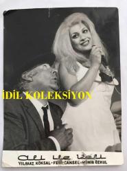 FERİ CANSEL'İN ORİJİNAL BÜYÜK BOY FOTOĞRAFI - 24 x 18 cm EBADINDA - FERİ CANSEL BİR FİLM SAHNESİNDE ŞARKI SÖYLERKEN ALİ ŞEN İLE AYNI KAREDE ÇEKİLMİŞ BİR FOTOĞRAF