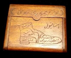 ERKEN CUMHURİYET DÖNEMİ AHŞAP KATRVİZİTLİK ÜZERİNDE OSMANLICA T.C.İSTANBUL YAZMAKTA 10*8,5 CM EBATLARINDA MÜKEMMEL KONDÜSYONDA