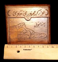 ERKEN CUMHURİYET DÖNEMİ AHŞAP KATRVİZİTLİK ÜZERİNDE OSMANLICA T.C.İSTANBUL YAZMAKTA 10*8,5 CM EBATLARINDA MÜKEMMEL KONDÜSYONDA