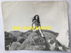 FERİ CANSEL'İN ORİJİNAL BÜYÜK BOY FOTOĞRAFI - 24 x 18 cm EBADINDA - FERİ CANSEL KAYALIKLARIN ÜZERİNDE MAYOSUYLA POZ VERİRKEN ÇEKİLMİŞ BİR KARE