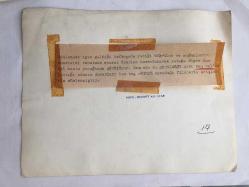 FERİ CANSEL'İN ORİJİNAL BÜYÜK BOY FOTOĞRAFI - 24 x 18 cm EBADINDA - FERİ CANSELLEFKOŞA'DA YEDİĞİ YEMEKLERDEN RAHATSIZLANMASI ÜZERİNE İSTİRAHATE ÇEKİLDİĞİ ODADA DİNLENİRKEN ÇEKİLMİŞ BİR KARE, DUVARDA KENDİ FİLMLERİNİN AFİŞLERİ