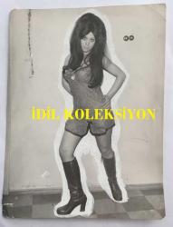 FERİ CANSEL'İN ORİJİNAL FOTOĞRAFI - 19 x 14,5 cm EBADINDA - FERİ CANSEL AYAKTA POZ VERİRKEN ÇEKİLMİŞ BİR KARE